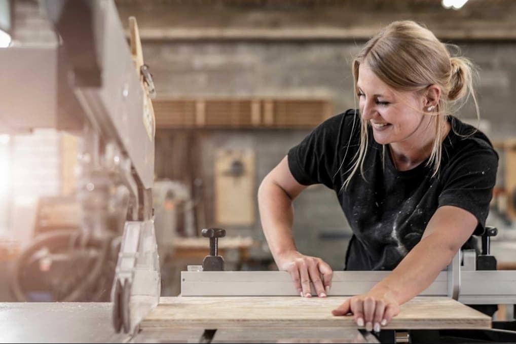 Hero Bild AddOn Gewerbestrom Frau in Handwerksbetrieb