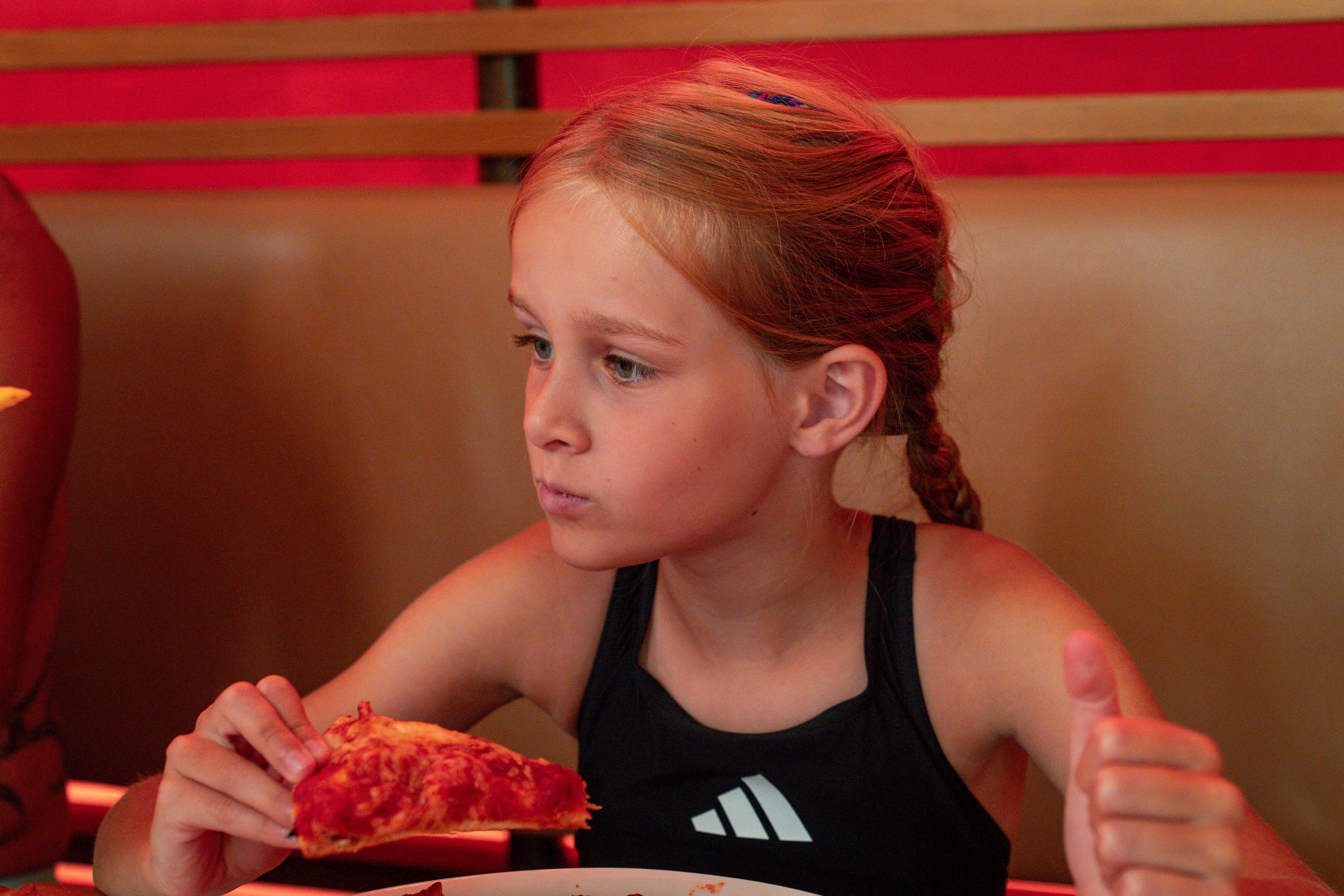 Kind isst Pizza