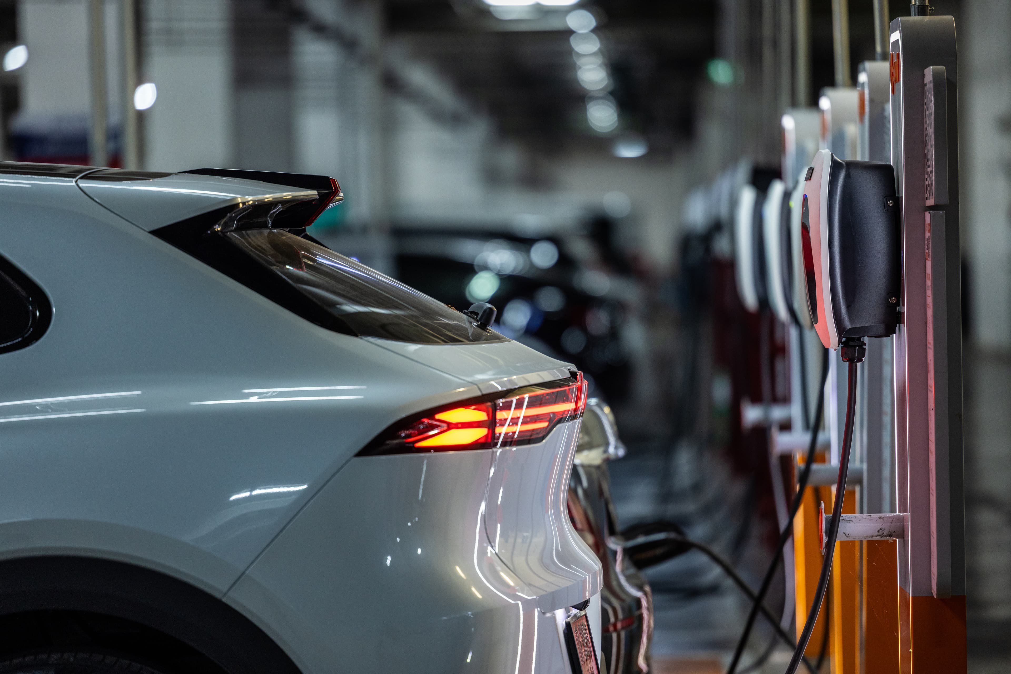 Parkhaus Ladesituation für E-Autos mit seitlichem Blick aufs Auto