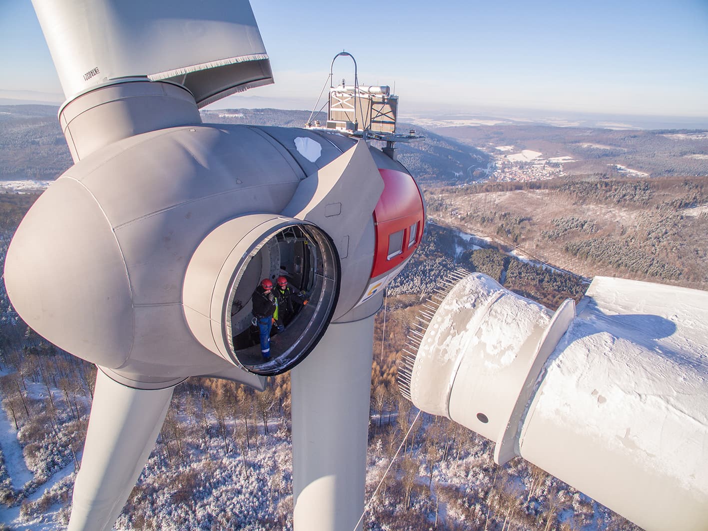 STW AG Windkraft Anlage Rohrberg im Bau mit Arbeitern