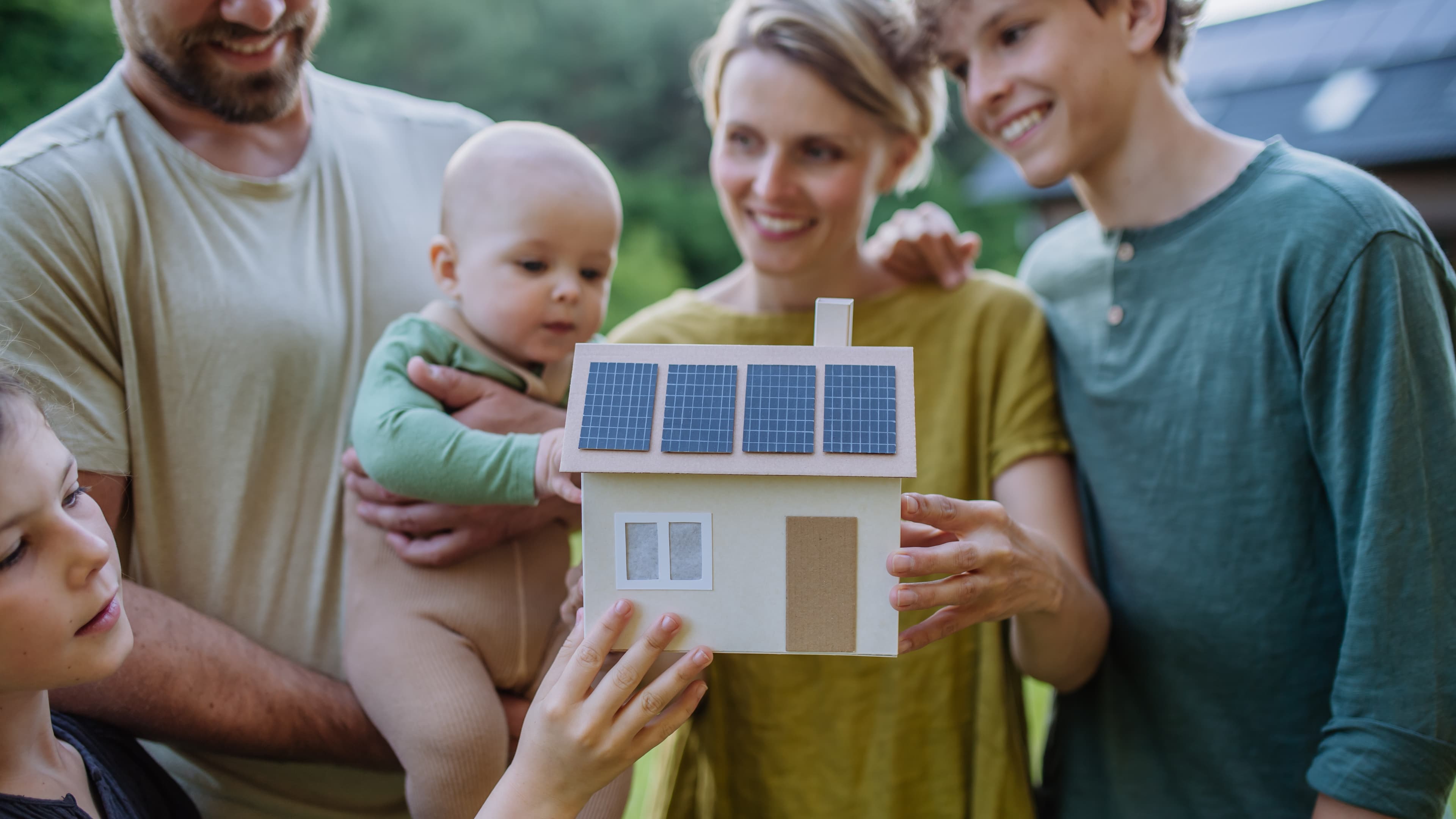 Familie mit PV-Haus