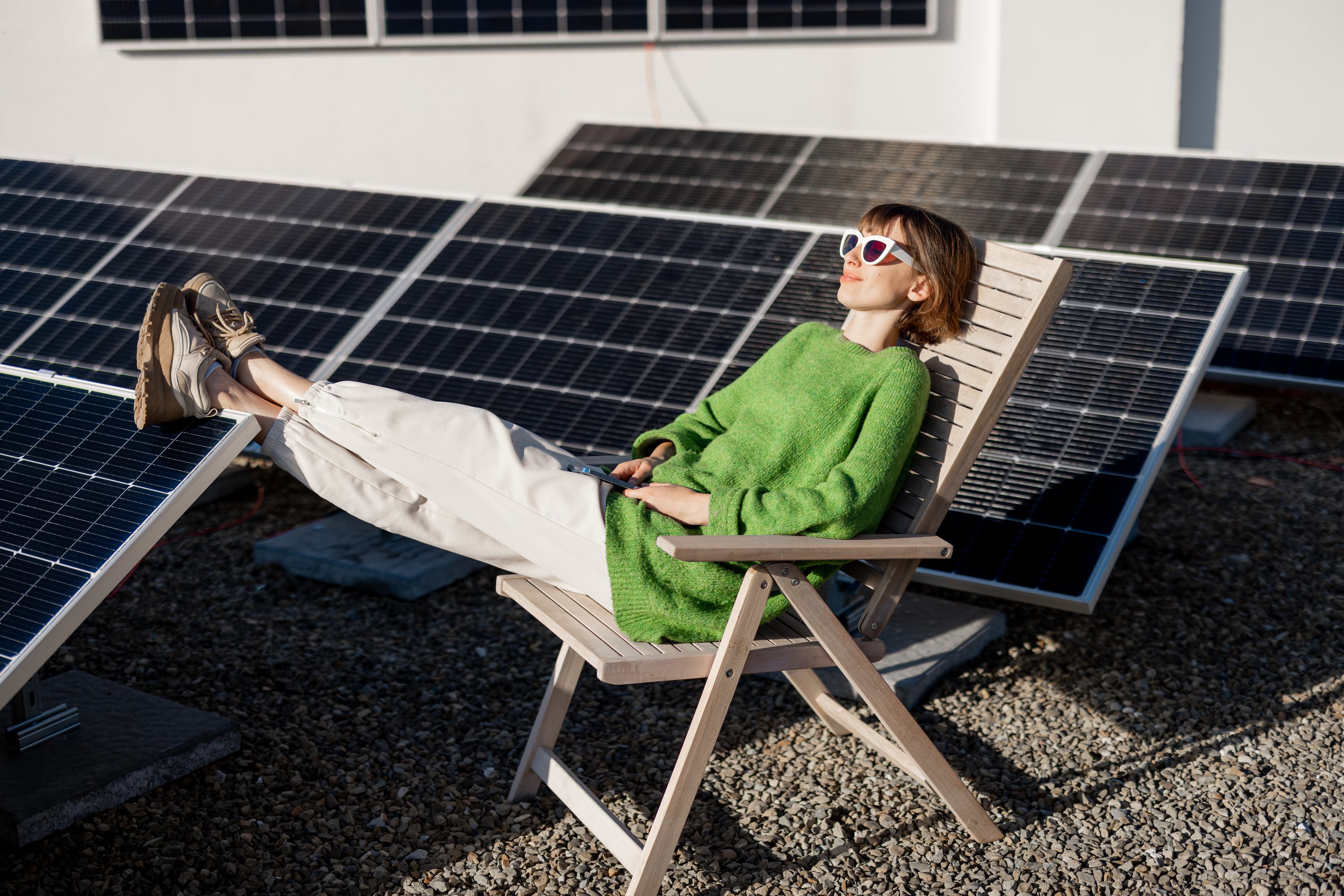Frau in Liegestuhl auf dem Dach Ihrer PV Anlage