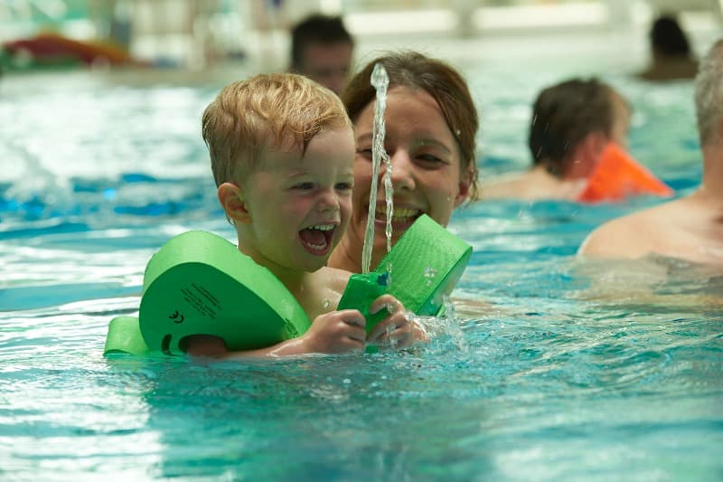 Mutter und Kind im Wasser