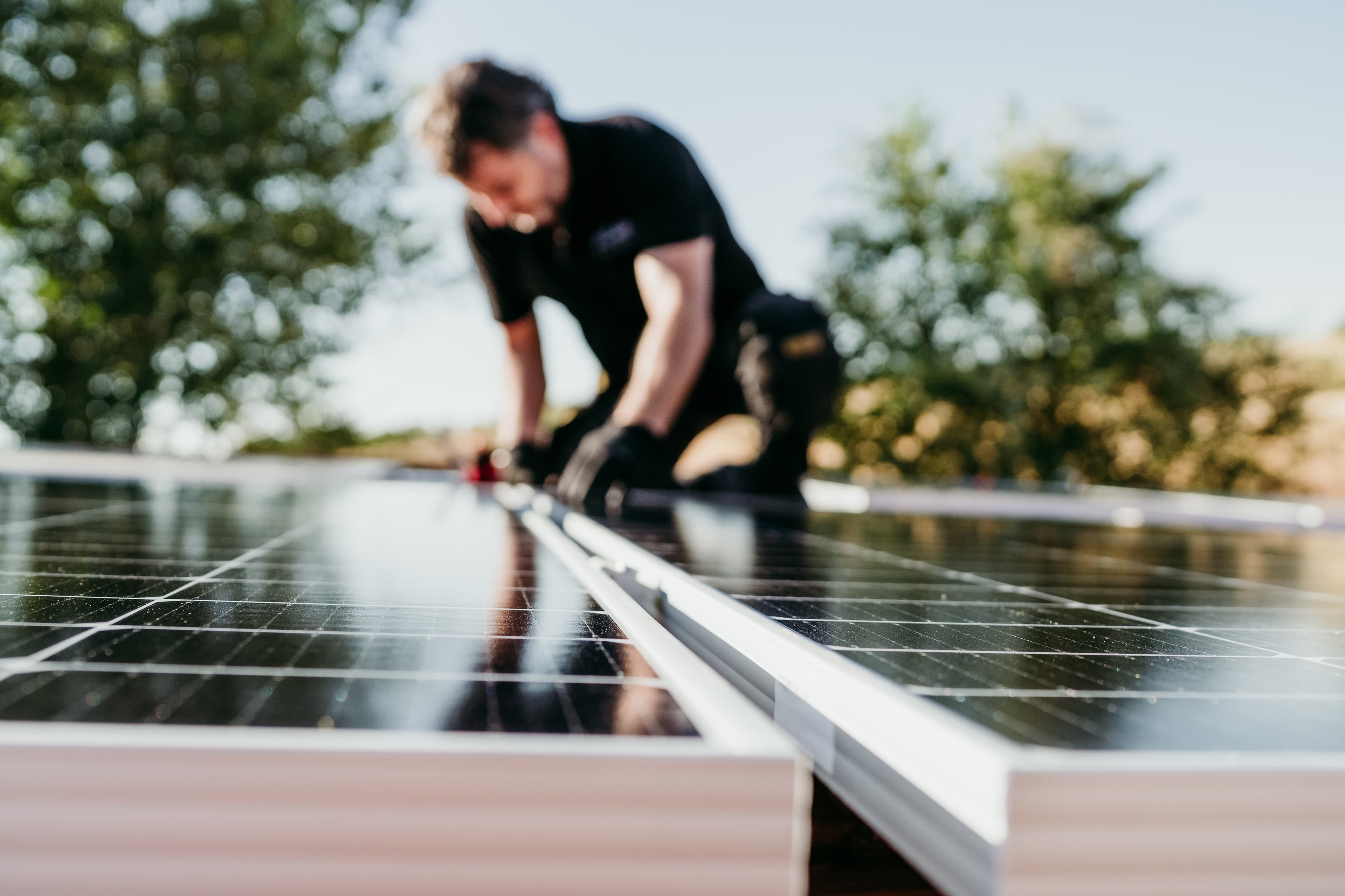 Solarteur installiert Solarmodule auf dem Dach.