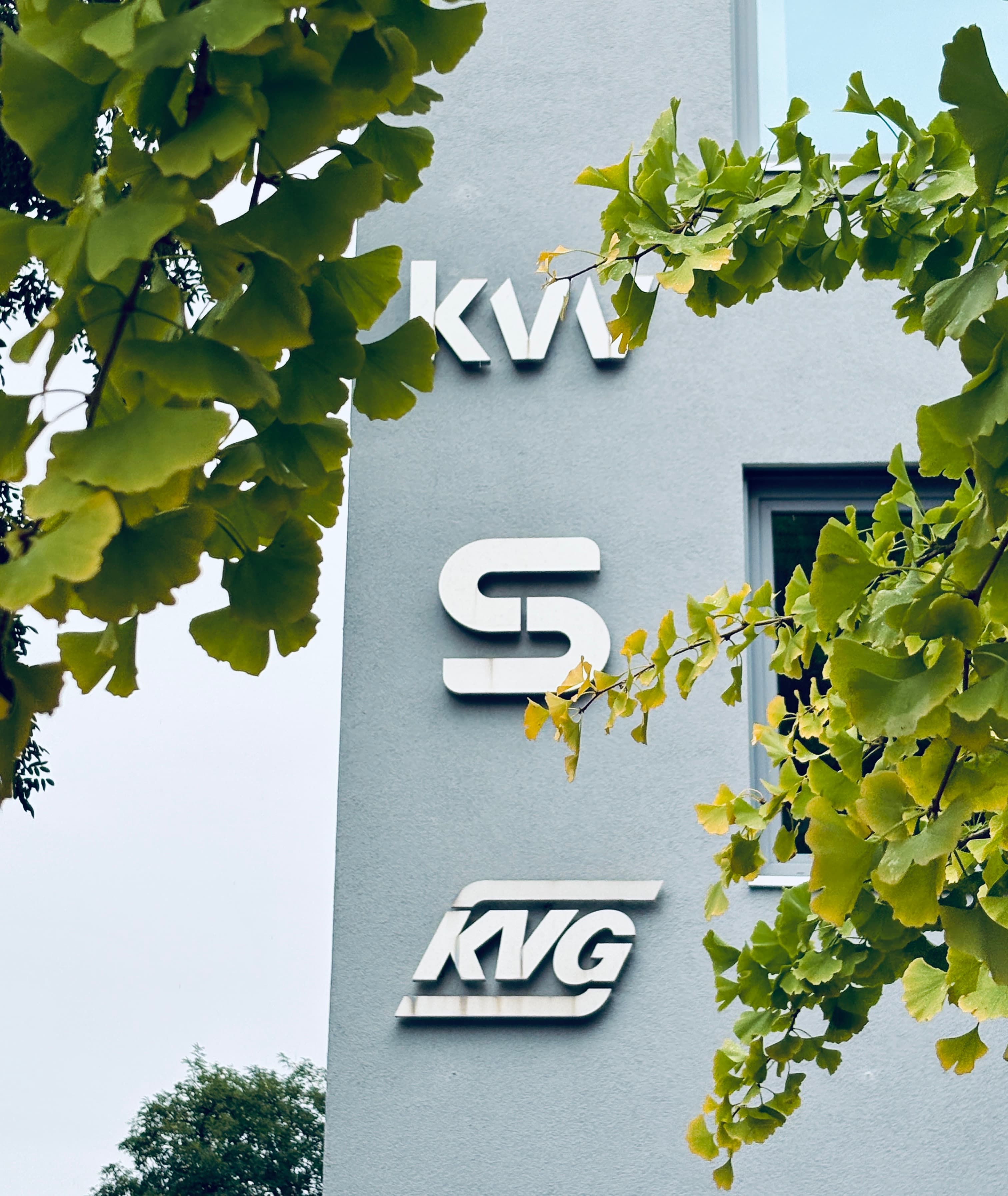 Geschäftsgebäude KVV Seitenansicht mit Logos